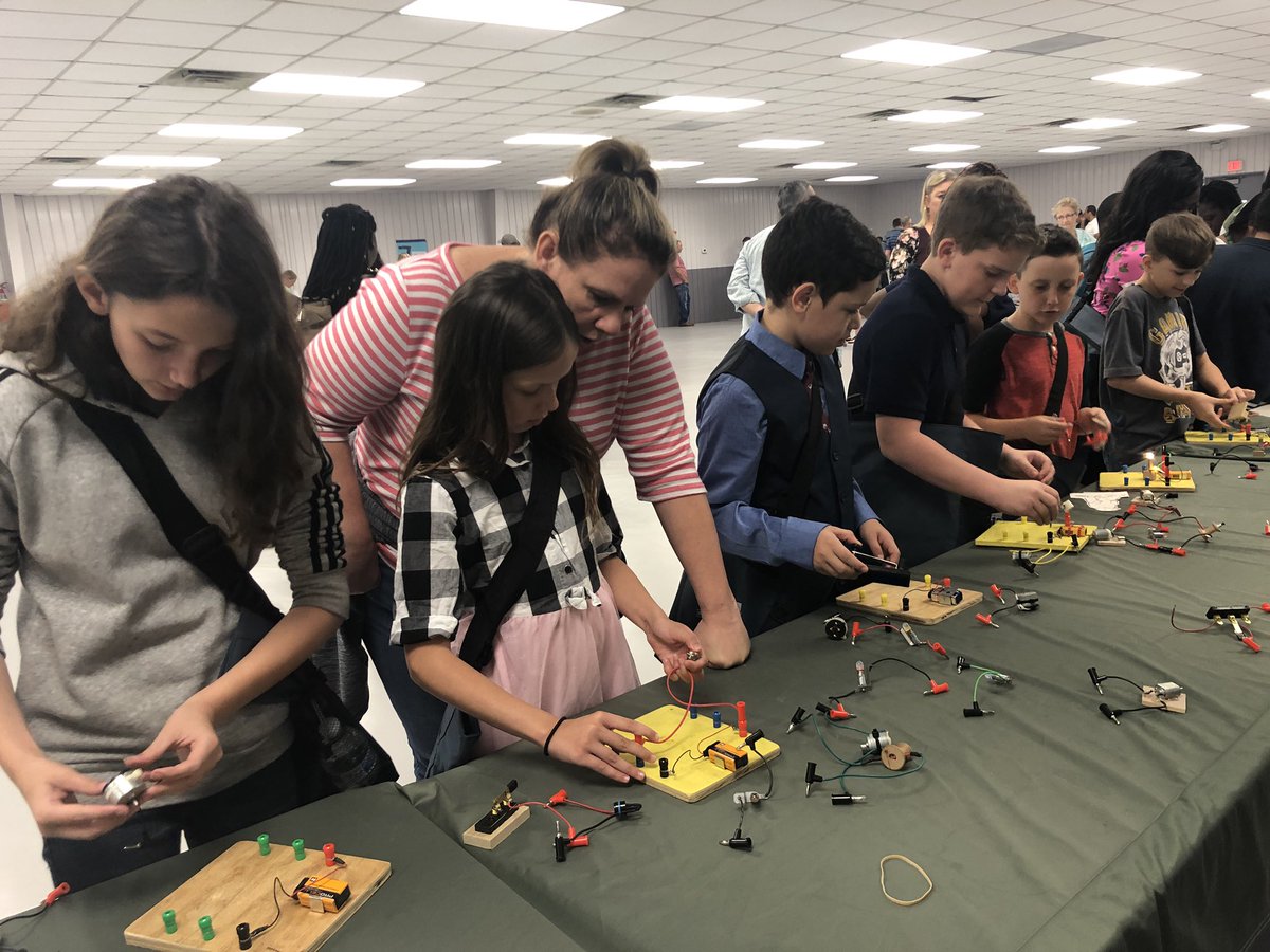 scorpio_melissa's tweet image. So much fun with these scientists today at the Science EXPO!  #VCSscienceEXPO #vcsscience #sunriseleading @alejandroeight @JulienneSaccon1 @LisaB_Sunrise