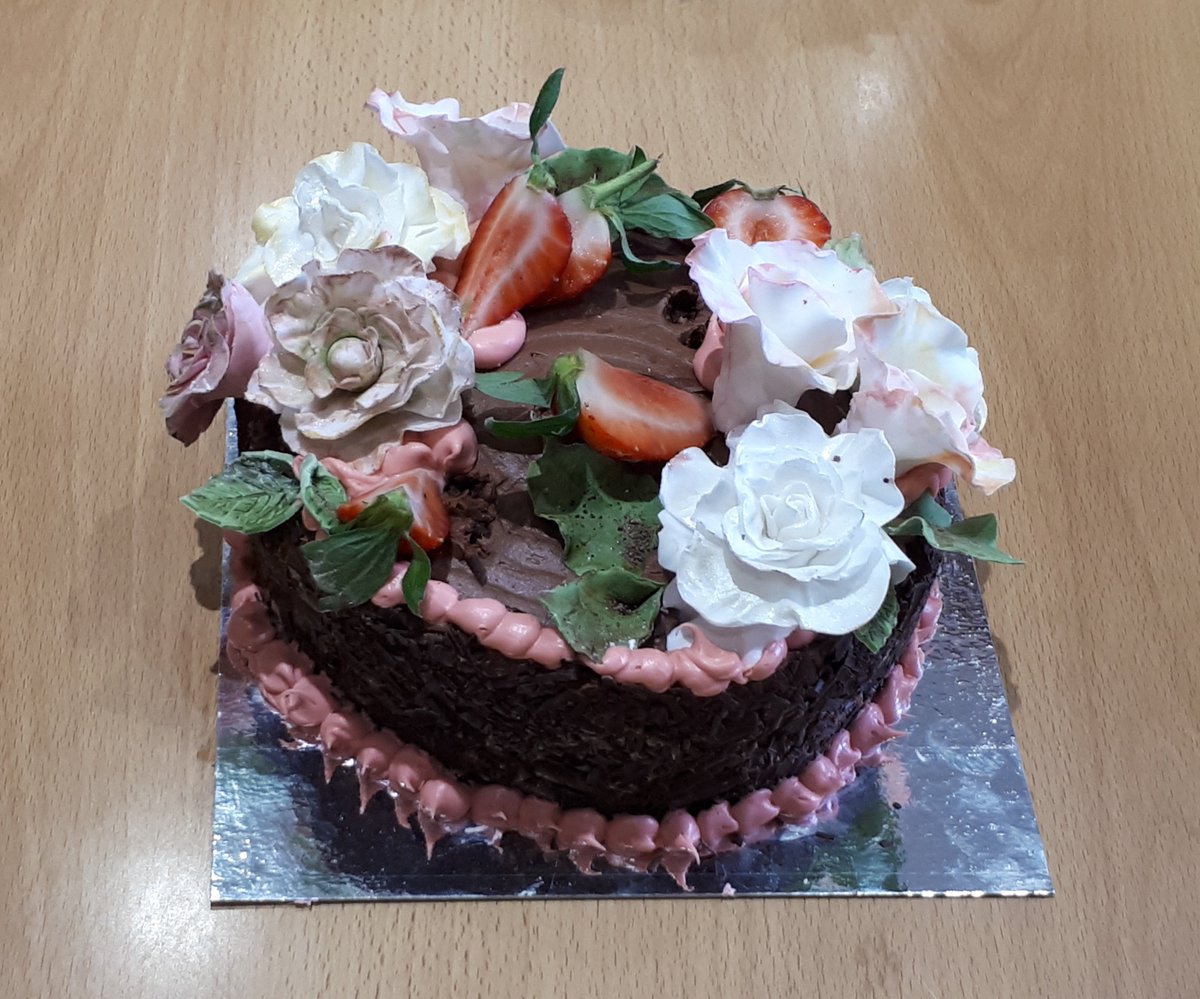 FormSeventh's tweet image. It was great to see chef and alumna Sophia Salloum back at school giving the girls an afternoon of cake decorating which they absolutely loved. Warning: the photos may make your mouth water!