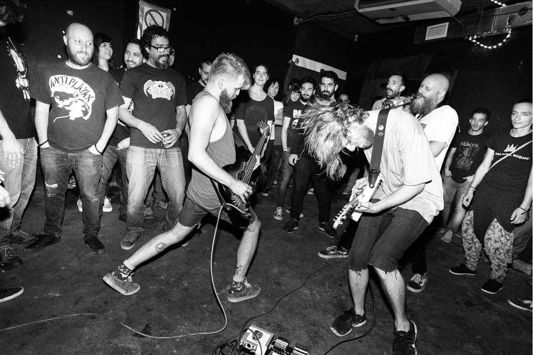 Valencia, Spain (10/08/2015)⁣
📸: @TomRoelofs
#mnhm #laresidencia  #valencia #spain #diy #noiserock #mathrock #postrock #mannheim #band #live #throwback