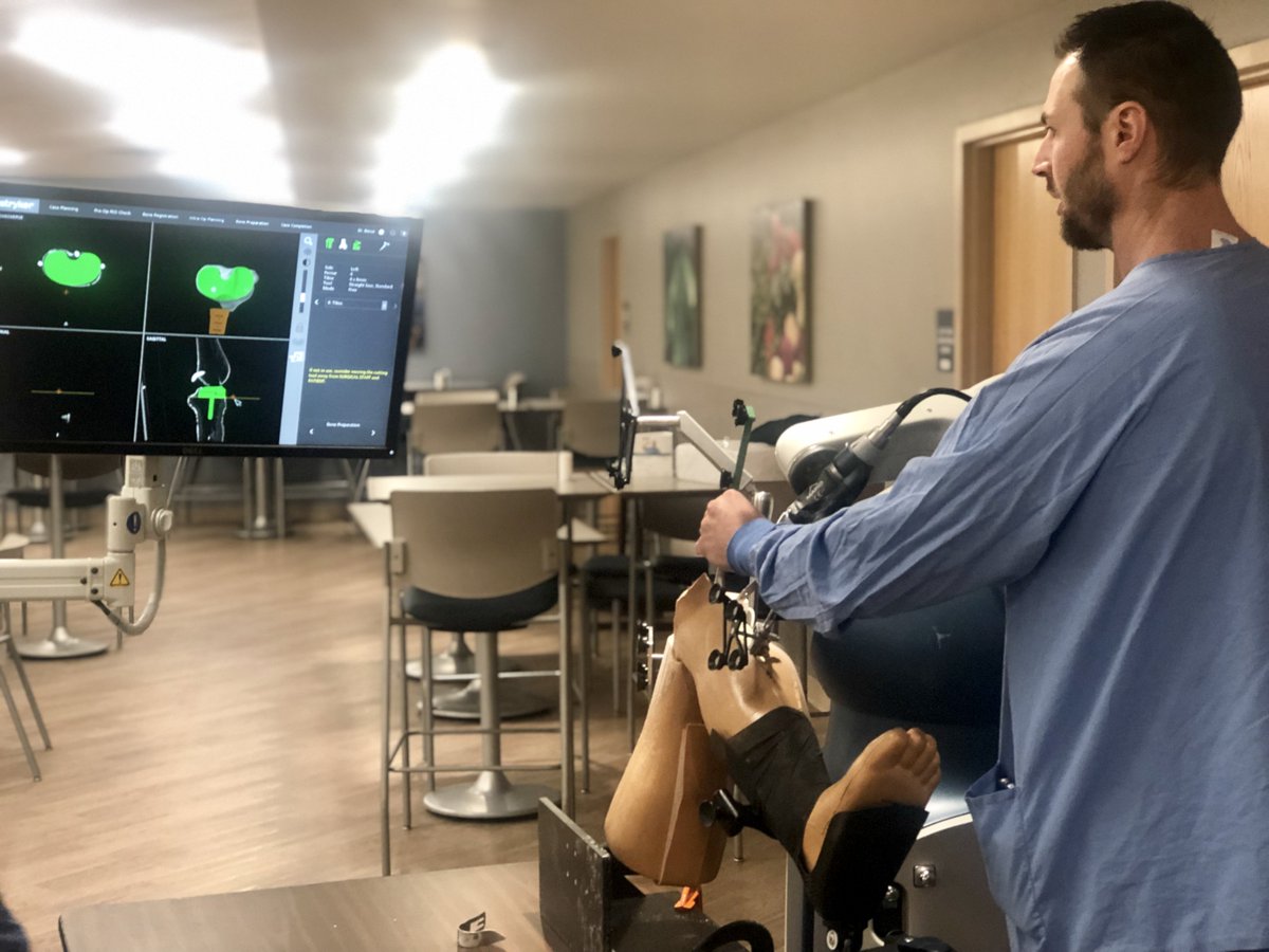 Aurora_Health's tweet image. Aurora Sinai Medical Center is a leader in robotic assisted surgery in the Milwaukee area. Last week, team members and students were invited to try their hand at robotic surgery on a fake knee. For many, it was their first time operating this advanced equipment! #RoboticsWeek