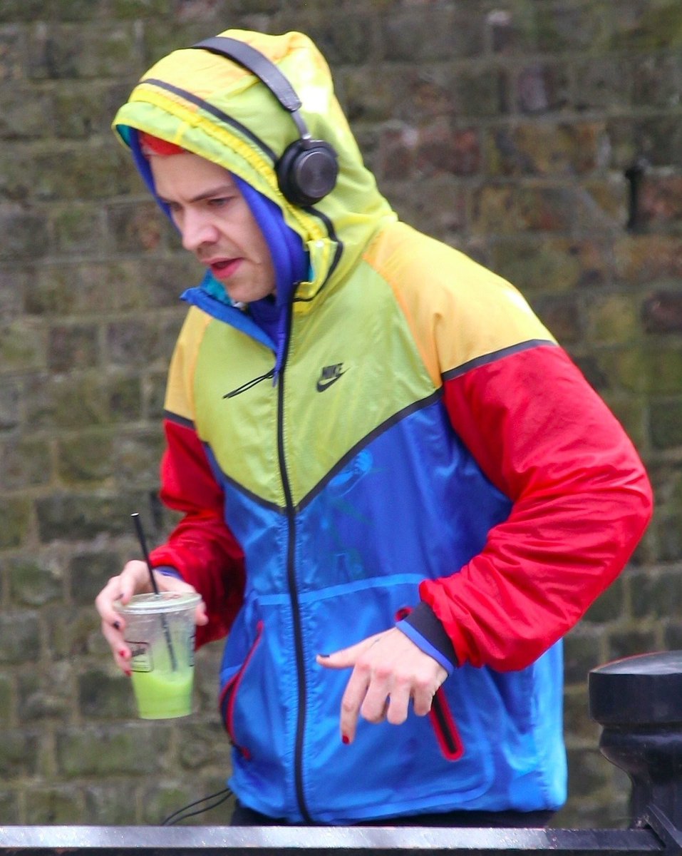 legendsHSLT's tweet photo. The nails, the pants, the headphones over the hood- I don’t know where to start https://t.co/hbDUgysUWj