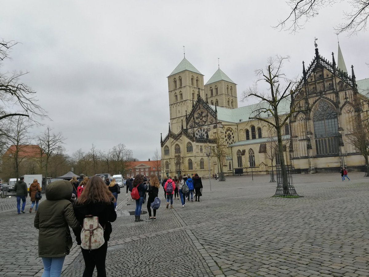 nogensmenys's tweet photo. Guten Tag aus Deutschland. @InstitutSantPol ja som al 3r dia. Una hora de classe i excursió a Münster, on hem conegut petits racons d'història. Münster hat uns sehr gefallen. #schulaustausch #intercanvi19 #wolfhelmschule #interculturalitat https://t.co/3a1IS2OE8m