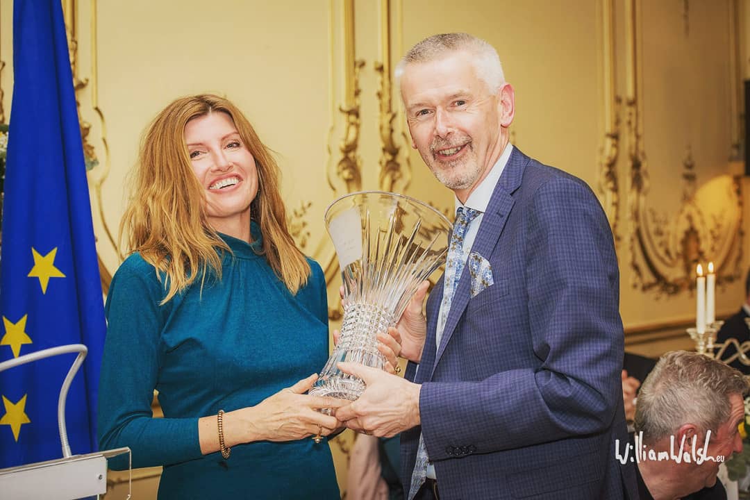 MediaConSummit's tweet photo. A complete pleasure to honour the wonderful @SharonHorgan at the #Mediacon #IrelandUKTVDinner for her outstanding contribution to Television - a true talent and a wonderful human - we look forward to the great things she and @HelloMerman have in store ! #irishcreativity https://t.co/S4IDM8W2sb