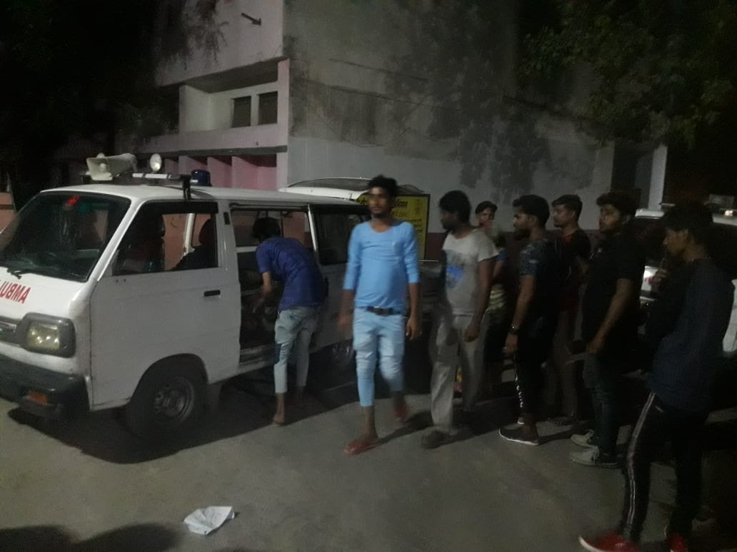 CIBINDIANEWS's tweet photo. ब्रेकिंग फतेहपुर। 
डीसीएम व ट्रक की भिड़ंत में तीन की मौत। 
मलवां थाना क्षेत्र के अल्लीपुर हाइवे की घटना 
शाम लगभग 7:30 बजे की घटना
पुलिस मौके पर जाम को हटाने में जुटी
@Uppolice 
@igrangealld 
@fatehpurpolice https://t.co/r2uab41oRN