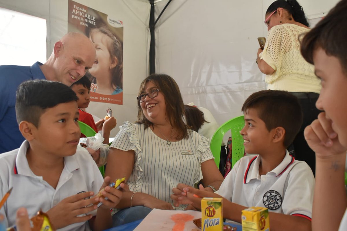 MarthaYanethWV's tweet photo. Junto a @andrewmorley0, presidente de @WorldVision conversamos con algunas niñas y niños que han llegado a Cúcuta con sus familias buscando un mejor futuro, debido a la crisis que atraviesa Venezuela. #EsperanzaSinFronteras https://t.co/2eTmHHJVhv