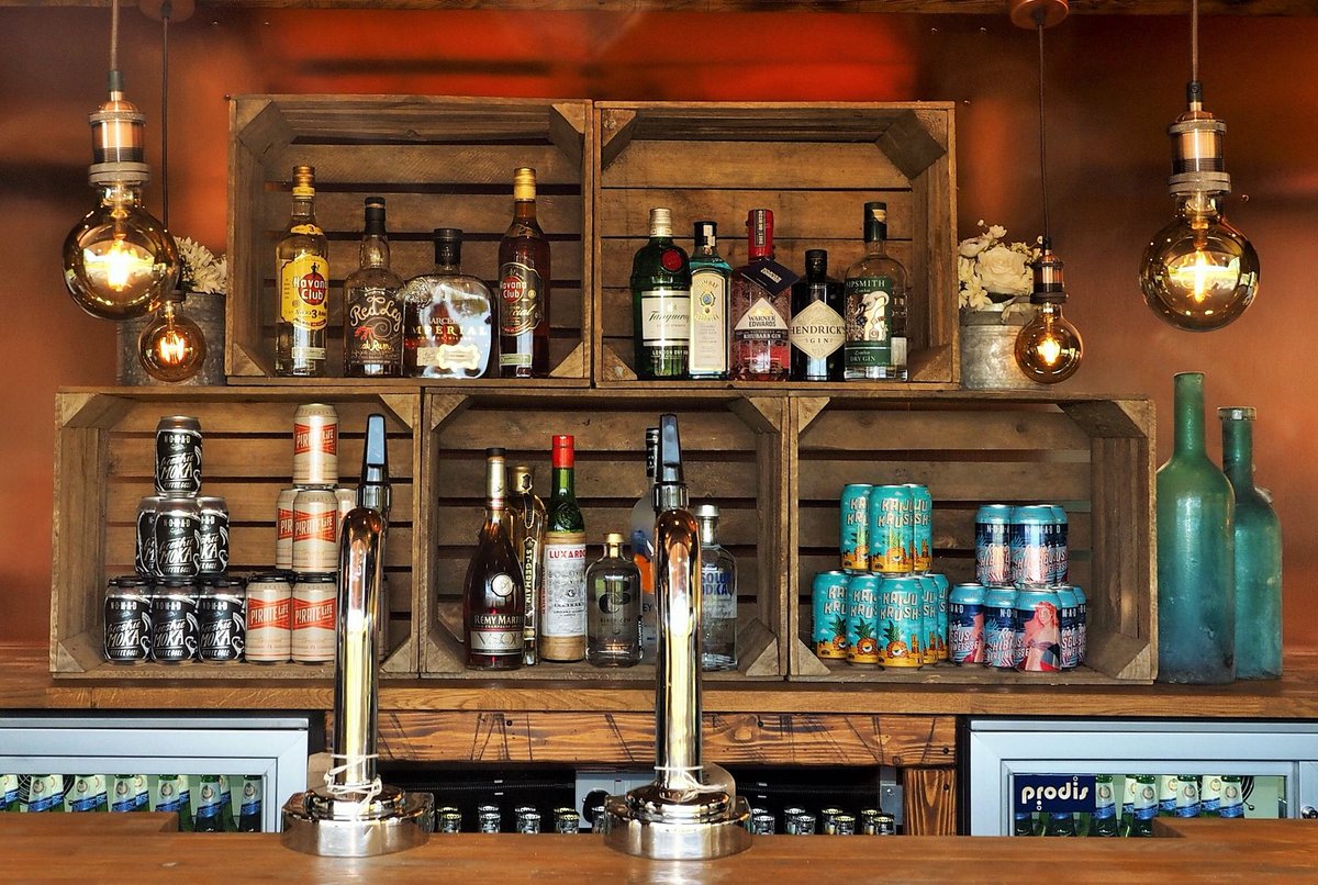 Cateredbyjustin's tweet photo. The #airstreambar has arrived and we are just about set up and ready for our guests to arrive. Even the sun has come out to play #barhire #barservice #shiny #vintage #steampunk #craftbeer #ginbar #copper #oak https://t.co/tjanu8fEN9