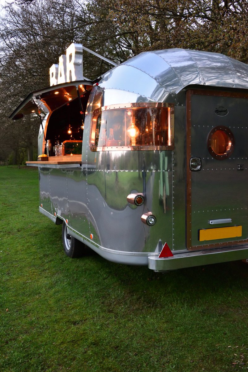 Cateredbyjustin's tweet photo. The #airstreambar has arrived and we are just about set up and ready for our guests to arrive. Even the sun has come out to play #barhire #barservice #shiny #vintage #steampunk #craftbeer #ginbar #copper #oak https://t.co/tjanu8fEN9