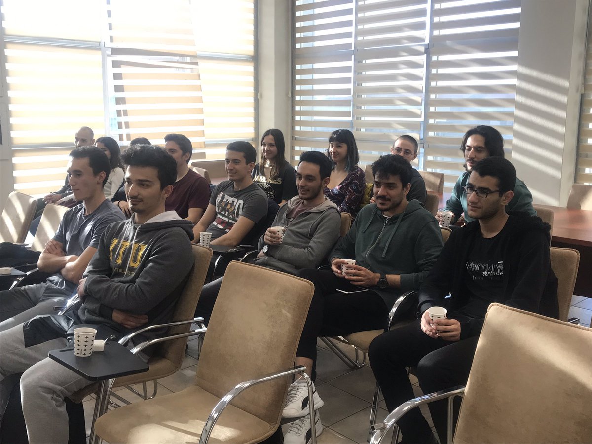 AtletizmGON's tweet photo. Bol cins sohbetleri başladı. Genç atletlerle deneyim paylaşımı @ItuAtletizm #bounatletizm https://t.co/WTRmYC3MDu