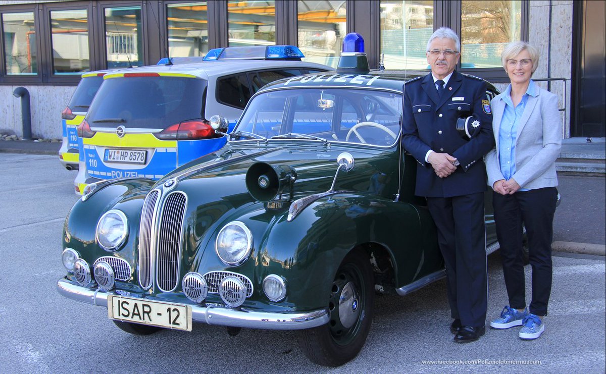Polizeioldtimer's tweet photo. Der Vorsitzende des #PMC #Marburg, Eberhard Dersch, ist aus dem aktiven Dienst der @Polizei_MH #Mittelhessen 👮‍♂️ausgeschieden, er trat äußerst stilvoll im #BMW 🚔#Isar12 den wohlverdienten Ruhestand an. Alles Gute! 👍Jetzt hat er mehr Zeit für unser Museum! https://t.co/Rx8VpD7U8V https://t.co/Iz59XMbJ55