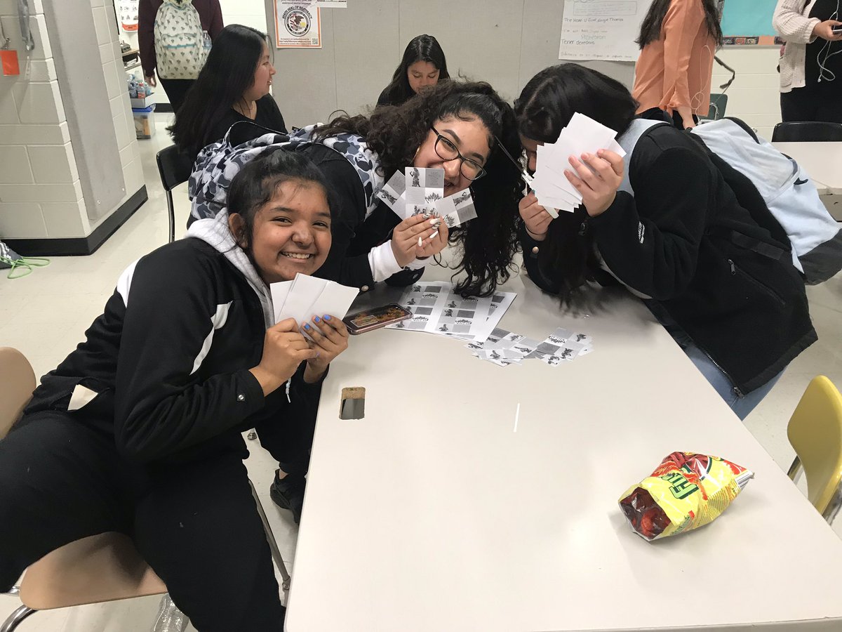 laso156's tweet photo. Shoutout to Jazmín, Michelle, Emily and Evelin for stopping by and cutting out flyers for our #SalsaConSalsa event. #WarriorPride156 #LASO #SiSePuede https://t.co/832v7tIeAo