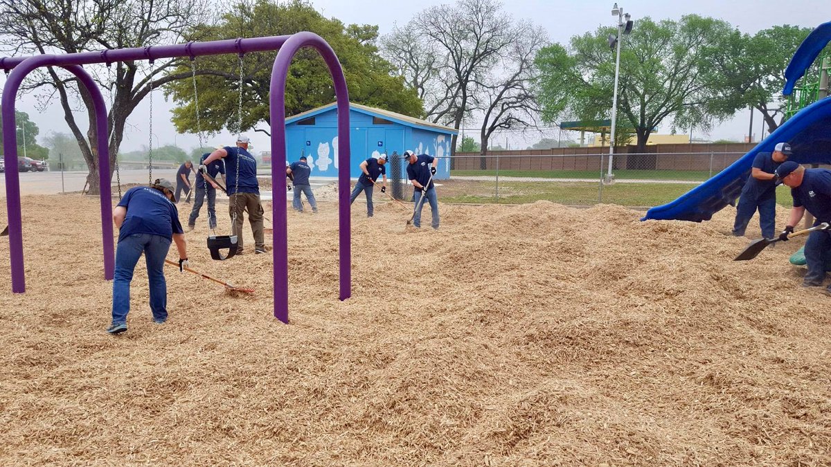 CityofLampasas's tweet photo. Steps Forward Day is a way for LCRA to give back to its customers and  partner with them on projects that help their communities. A big thank  you to LCRA and all the volunteers! #LCRAStepsForward #SteppingForwardtoGiveBack #Lampasas https://t.co/Lhe0A2zc5o