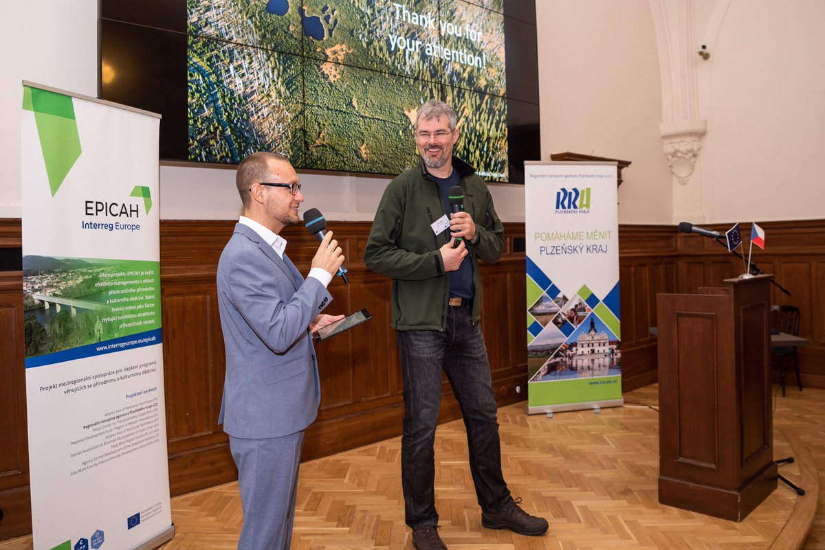 akomarnicky's tweet photo. Úsměv, poznávací znamení každého mého moderování v několika jazycích. 🎤 EPICAH 2019 @EPICAH_interreg hostili @MestoPlzen , @Plzenskykraj , RRA Plzeňského kraje, @Pilsner_Urquell a další. 

#komarnicky #moderator #host #epicah #plzen #pilsen #eu #czech #english #formal https://t.co/rC5PzN79Ra