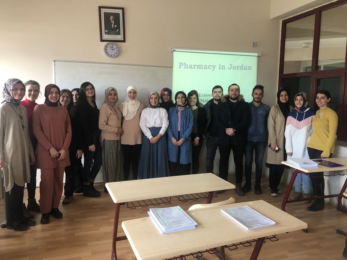 Dr. Awwad öğrencilerimize Ürdün’ ü ve Ürdün’deki eczacılık uygulamalarını anlatıyor.