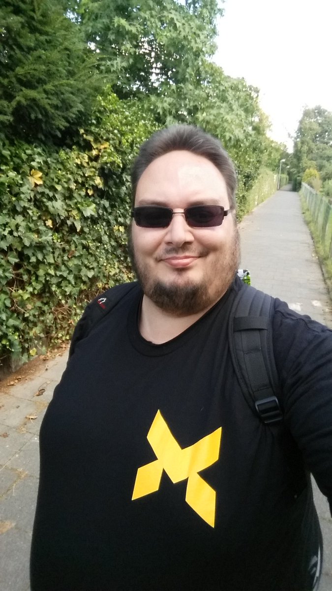 DanielHeithorn's tweet photo. @aka_Scratch @steinekin Thank you for the launch shirt of @QuantumBreak 🙌🦋
#QuantumBreak
#3yearsofQuantumBreak https://t.co/TN8KDvlKEA