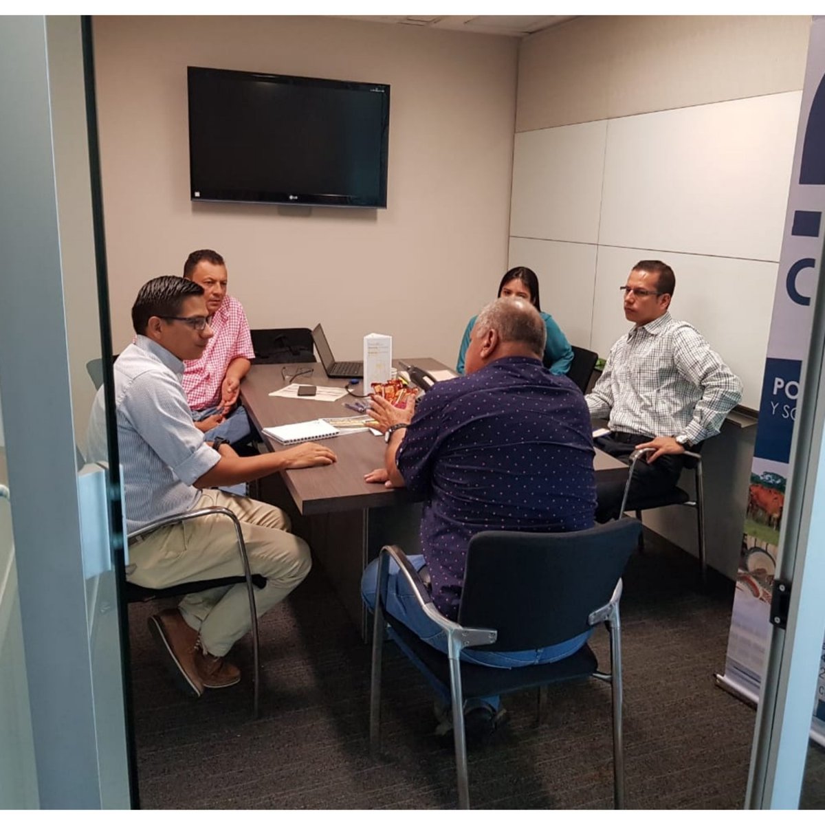 sfa_cebar's tweet photo. Reunión de Agronegocios en Armenia y Pereira @bancolombia
#SFACEBAR #FinanciandoElCampo #Asesoría #Créditosagropecuarios #Productor #Comercializador #Transformador #Serviciodeapoyo #agricultura #pecuaria https://t.co/hVjKyuPgoi