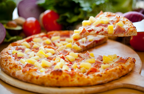 healthtips50's tweet photo. Most of you probably know this one already -- the #traditional Hawaiian #pizza, made with salty ham and #sweet and tangy #pineapple. It's the most commonly ordered combination with pineapple for a reason. This pizza will keep your mouth yearning for more. https://t.co/gD0Jk1gTC3