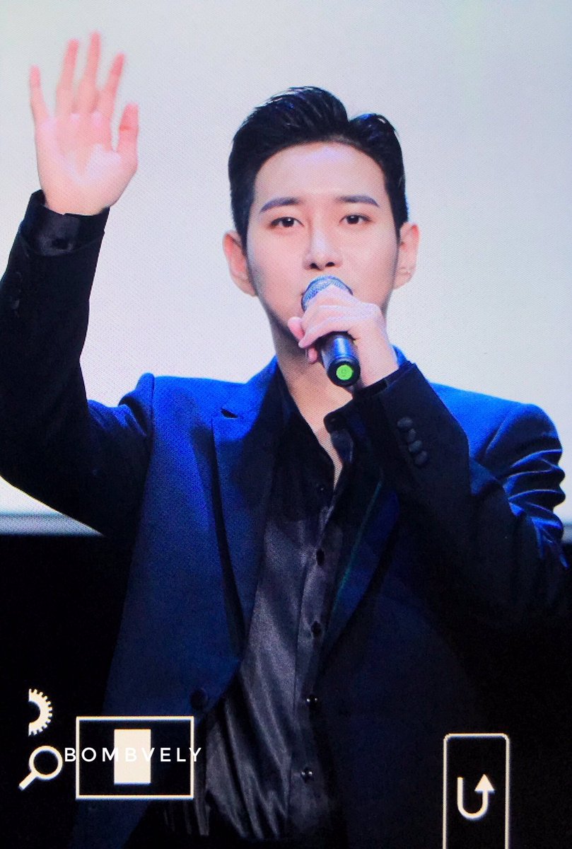 B_BOMBcom's tweet photo. 190406 #비범 #이민혁
👋🏻👋🏻👋🏻컴백 첫 팬싸 끝👋🏻👋🏻👋🏻 https://t.co/Lesht5ybaG
