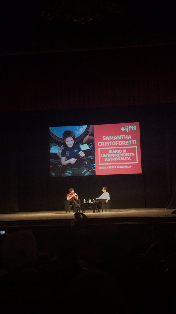 GiuliaPauselli3's tweet photo. La telefonata persa e poi l’email che mi portarono in Francia... @AstroSamantha #astronauta @gNellerba @journalismfest #ijf19 https://t.co/i1Rxh8ebH8