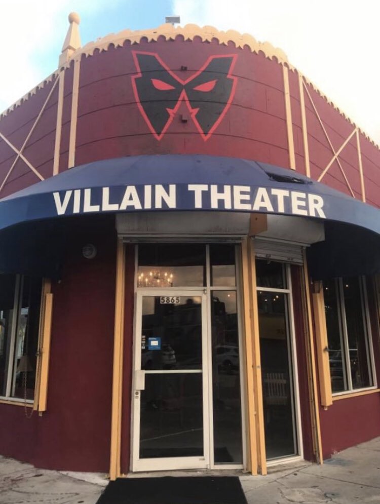 mayaricoteriver's tweet photo. #FelizViernes!🥳

#Unartistadice: Si pasan por Miami y tienen ganas de ver comedia en inglés, no dejen de ir a uno de los mejores club de comedias, Villan Theater. Donde también te dan clases de improvisación, si te apuntas!

#1BCEA @meminqc https://t.co/6tFPMzMJPR