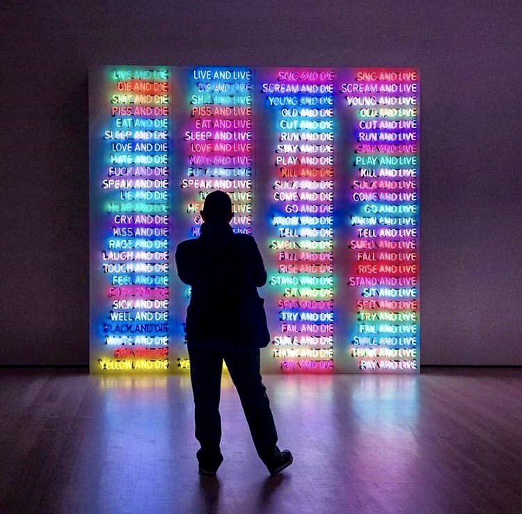 Little bit obsessed with @bruce_nauman ’s ‘One Hundred Live and Die’ - a light work epitomising the (let’s face it, very bizarre) human experience ⚡️⚡️⚡️

📷 by Martin Seck