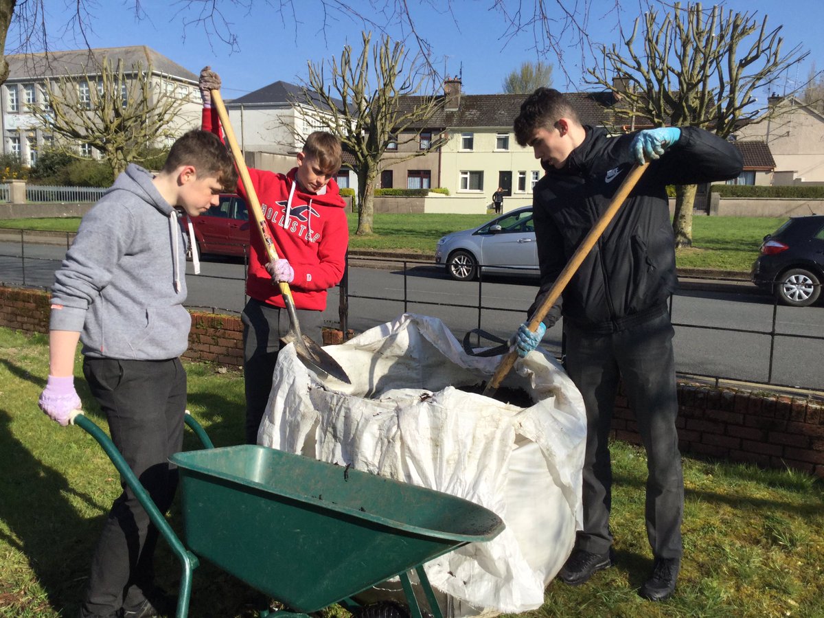 Week 4 of our community garden project at Carrick-on-Suir library with TY boys of <a href="/CBS_Carrick/">Edmund Rice Secondary School</a> and Dee Sewell of <a href="/Greensideupveg/">Greenside Up</a> . Thank you to Dan Downey of #HealthyTipperary for your support for this worthwhile project. <a href="/tippishealthy/">healthytipperary</a>  <a href="/thesuir/">david dunne</a>