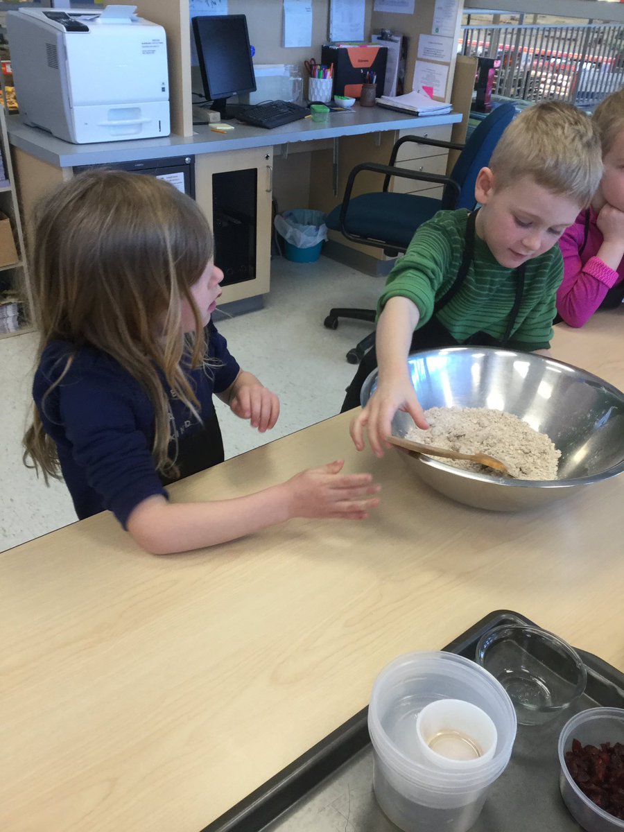 MrsA_Hill's tweet photo. We had an awesome day at @RealCdnSS cooking school. Leigh taught us about the new food guide and some healthy recipes! #PVNClearns @StMaryCford https://t.co/Jg2QpStGId