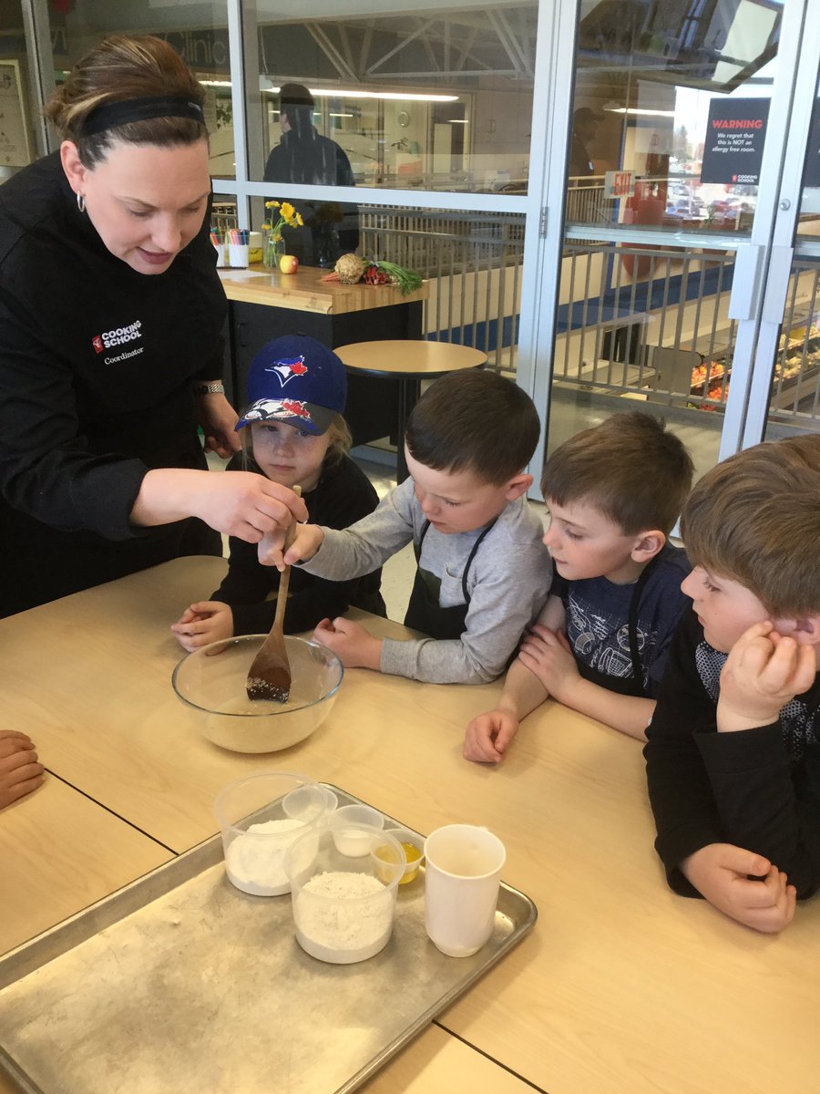 MrsA_Hill's tweet photo. We had an awesome day at @RealCdnSS cooking school. Leigh taught us about the new food guide and some healthy recipes! #PVNClearns @StMaryCford https://t.co/Jg2QpStGId
