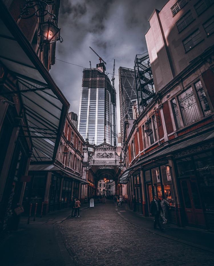 It's been chilly this week 🥶 but it's always warm in the <a href="/LeadenhallMkt/">Leadenhall Market</a> 😎 Amazing capture by <a href="/aperozed/">aperozed</a> on Instagram #CheesyFridays