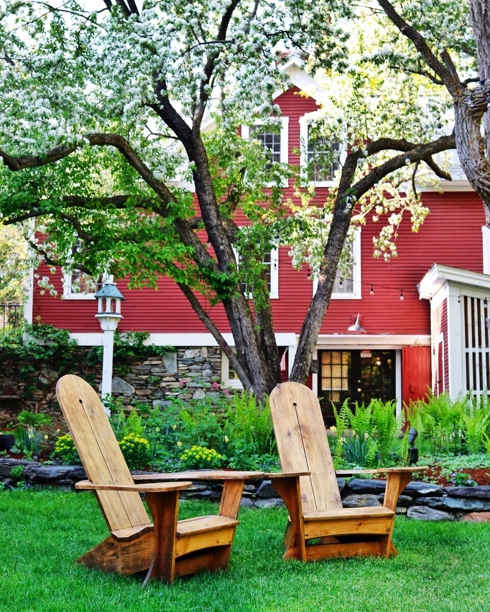 Spring is on the way! Take advantage of our Bud Season Special, with rates starting at $249 per night! This deal is fleeting - kind of like spring in Vermont. 🌱 

pitcherinn.com/packages/bud-s…