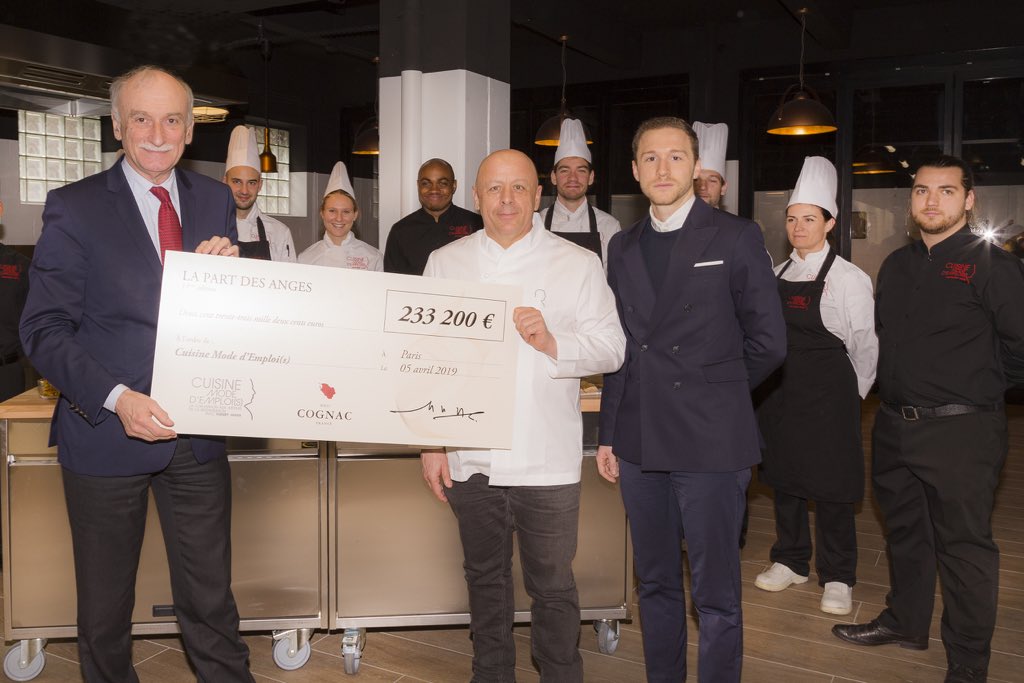 Cognac_Official's tweet photo. Le Centre de Formation aux métiers de la restauration de #ThierryMarx, @CuisineMEmplois, reçoit le chèque de 233 200€, fonds récoltés lors de la 11e #PDA2018
Photo : Fabrice Leseigneur https://t.co/tbFZ8nS3oO