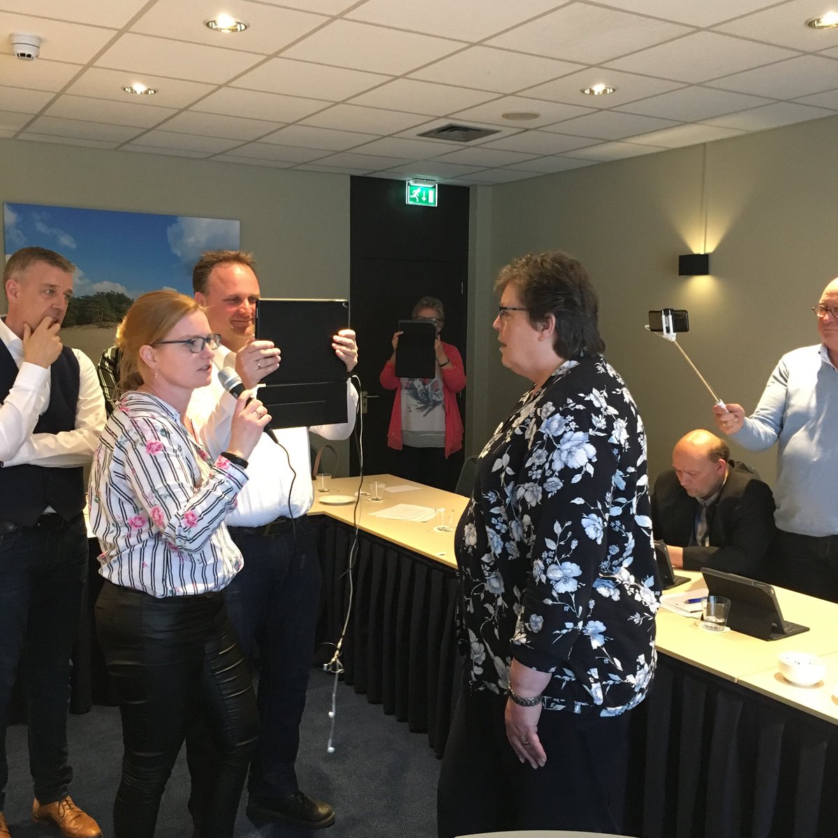 annettenhoff's tweet photo. Raad Steenwijkerland volgt masterclass vloggen. Vloggen raadsleden er binnenkort op los? https://t.co/GHyObY7uR4