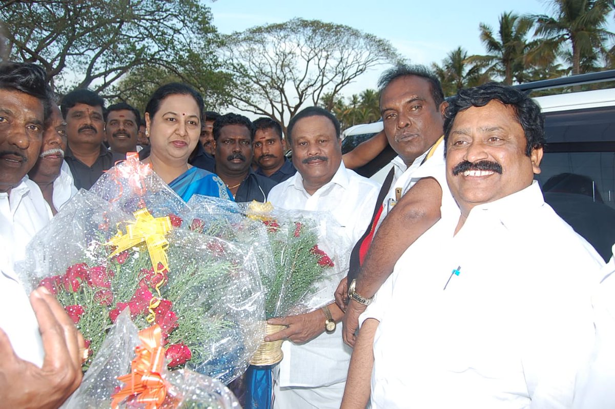 karthickajay2's tweet image. நத்தம் தொகுதிக்கு வருகை தந்த தே.மு.தி.க பொருளாளர் திருமதி *பிரேமலதா* *விஜயகாந்த்* அவர்களை, கழக அமைப்புச் செயலாளர் மனுக்கள் பரிசீலனைக் குழு உறுப்பினர் முன்னாள் முப்பெருந்துறை அமைச்சர் எங்கள் ஆசான் நத்தம் இரா.விஸ்வநாதன்  அவர்கள் வரேவற்றார்.