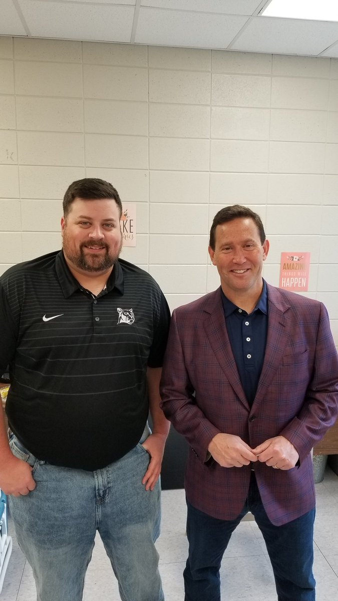 Blessed to meet with and hear some words of wisdom from @JonGordon11 today @RCEMiddle. Really looking forward to carrying this into the classroom. #RCEMindset #teamRCE🐾 #TheEnergyBus