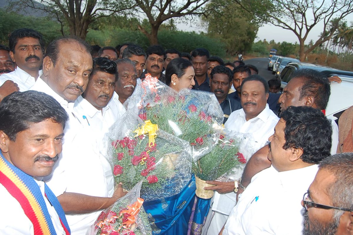 karthickajay2's tweet image. நத்தம் தொகுதிக்கு வருகை தந்த தே.மு.தி.க பொருளாளர் திருமதி *பிரேமலதா* *விஜயகாந்த்* அவர்களை, கழக அமைப்புச் செயலாளர் மனுக்கள் பரிசீலனைக் குழு உறுப்பினர் முன்னாள் முப்பெருந்துறை அமைச்சர் எங்கள் ஆசான் நத்தம் இரா.விஸ்வநாதன்  அவர்கள் வரேவற்றார்.