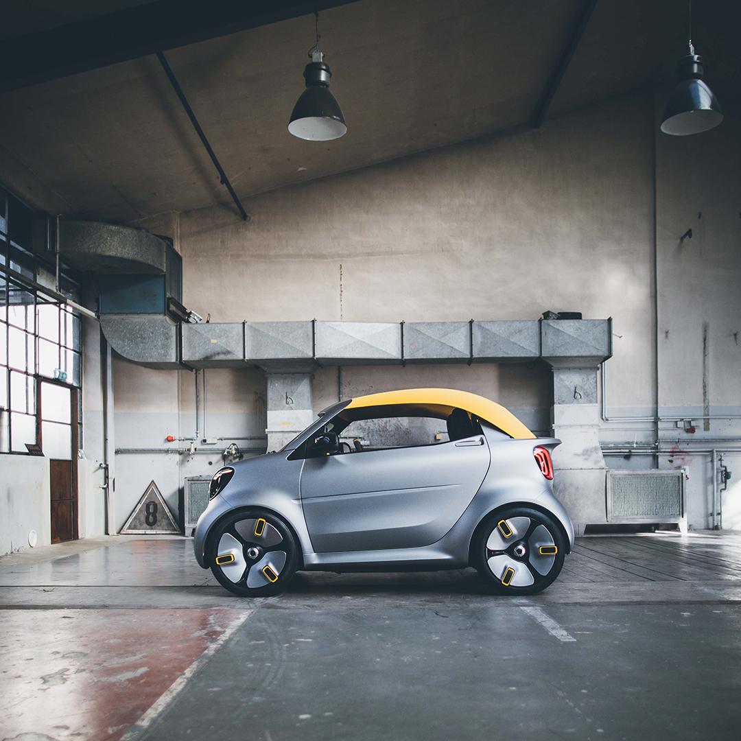 smart_worldwide's tweet photo. Haven't you heard? The smart forease + has all the perks of our smart forease, PLUS a removable carbon-fibre roof for enhanced aerodynamics and a #ducktail spoiler to improve manoeuvrability. 
📷 Thomas Lotter

#smartcar #conceptcar #smartforease https://t.co/iv316hXQAj