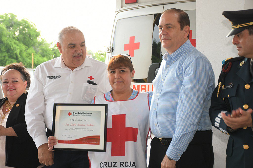 MpioPNegras's tweet photo. Esta mañana el Presidente Municipal Claudio Bres acompañó al Ing. Homero Martínez en el banderazo de arranque de la colecta anual de la Cruz Roja Mexicana. #PiedrasNegras #EsTuCiudad #CruzRojaMexicana https://t.co/bJybLw5jdd