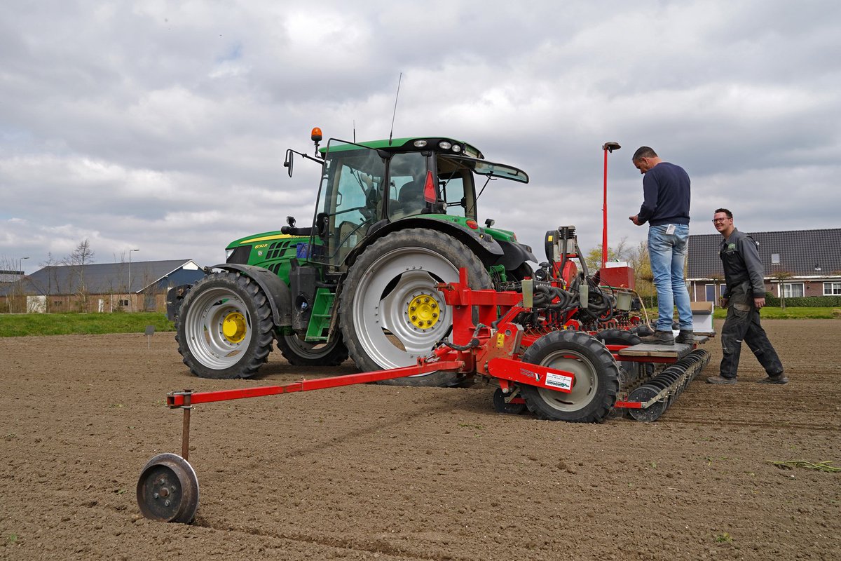 Agrifoto's tweet photo. Rassenproef in uien aanleggen bij @jacco_liere voor Gebr. van Liere vandaag. Gezellig in het land. #Agrifoto #plant19 https://t.co/qjxOze6x3D
