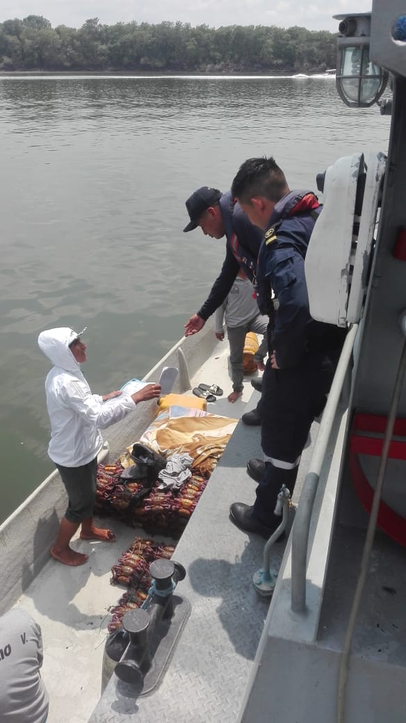 armada_ecuador's tweet photo. #Guayaquil| Personal de la Capitanía de Puerto intensifica operaciones de control durante el Aguaje en el Canal de Acceso al Puerto de Guayaquil; 12 embarcaciones fueron inspeccionadas y 3 citadas por contravenciones menores, @armada_ecuador siempre velando por tu seguridad https://t.co/0pNAb3pZOn