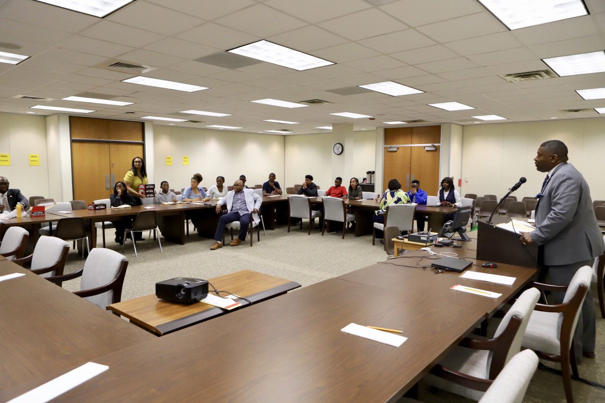 NoOppWastd's tweet photo. Knowing how government works is critical. Our students got the unique opportunity to have lunch with the @NCLegBlkCaucus. Representatives spent time answering questions and sharing advice. #hbcunow #collegetour2019 #educationthroughexperience #ncblackcaucus #law #Politics https://t.co/FTOjOCIy3a