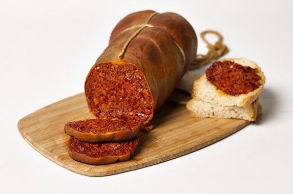 ItalyinARG's tweet image. #Spilinga es un pequeño pueblo en Vibo Valentía #Calabria🇮🇹. 
¿Su particularidad? Cuna de la 'NDUJA 👉Embutido muy picante elaborado con carne de cerdo y especias como el 🌶, para degustar untado en pan tostado o como base de salsas. Un manjar!🙌
#DescubriendoItalia