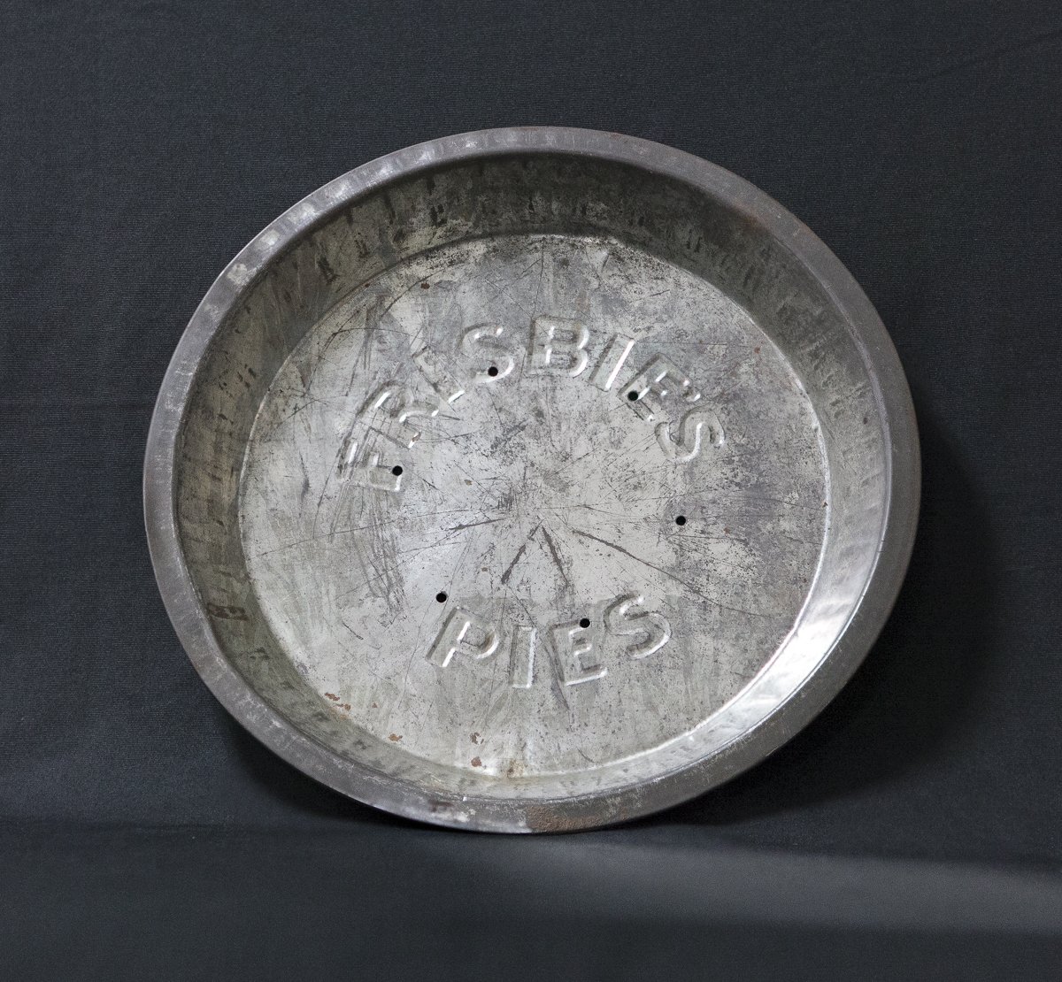 LibraryofCT's tweet photo. Who's ready for pie? Or a game of #Frisbee? This original Frisbie Pie Company tin was tossed around by #Yale students in the 1920s! While they didn't create the game - they certainly named it #ArchivesArtifacts #ArchivesHashtagParty #Frisbie  #Pie https://t.co/bmdNGUab77