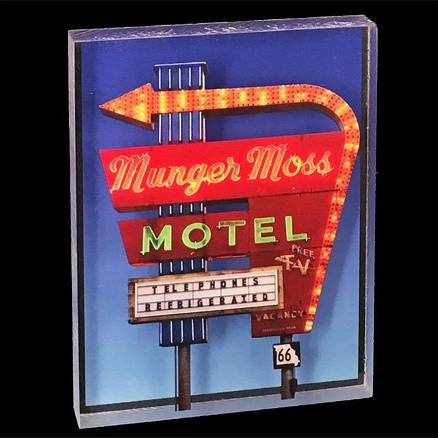 Get Your Kicks on #route66 at the Munger Moss Motel bit.ly/2WMYNOm #art #artwork #desktop #missouri #motel #mungermossmotel #roadtrip #travel #america #retro #midcenturymodern #homedecor #decor #neon #sign #vintage