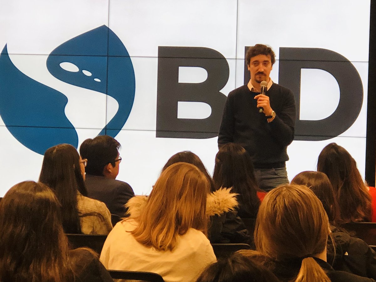 LuisSimonTWITT's tweet photo. Hoy en el #VisitorsProgram de @el_BID estamos hablando de #innovacion con el grupo de pasantes de la @OEA_oficial #MyIDBvisit https://t.co/s2la9hkUlg