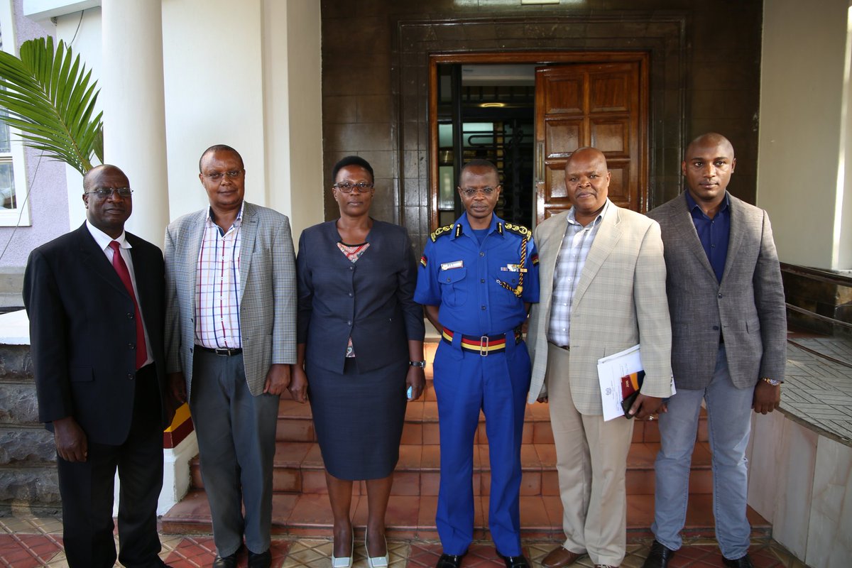 Inspector General of Police .@JBoinnet today held a meeting with directors of various directorates and other senior officers (civilian and uniformed) at the National Police Service Headquarters-Jogoo House. 1/2