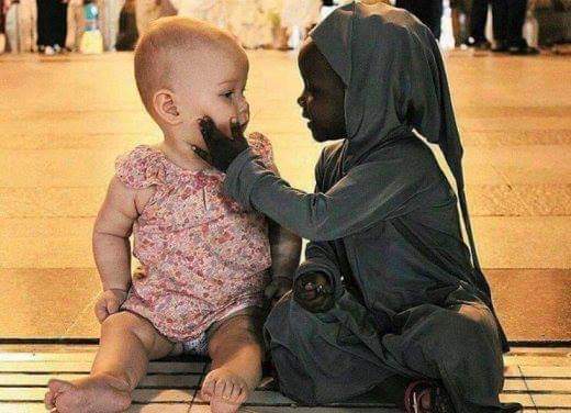 Nacemos humanos, 
Luego nos va separando 
La religión, la raza ,la maldad 
El dinero y la estupidez .
Y lo único que necesita el mundo 
Es amor.