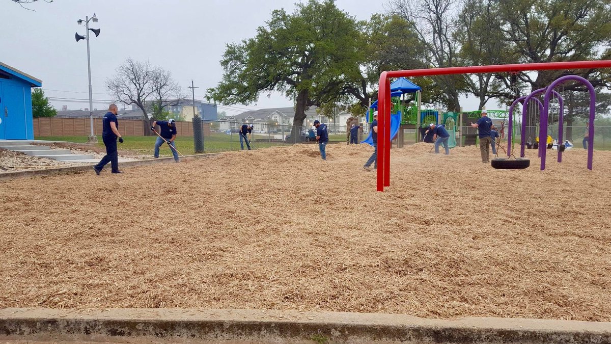chowchowmami's tweet photo. Great job 😊 I see my hubby working hard in Lampasas Thanks for your help in our community #LCRAStepsForward 2019 https://t.co/06jR3i4gNe