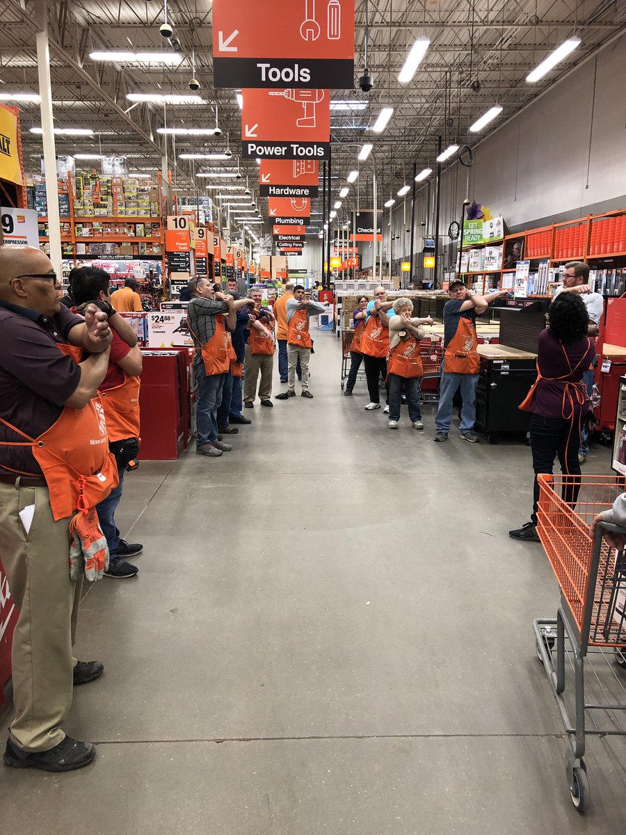Starting the day with our Team stretch!!!!!Don’t forget to wear your gloves when tasking!!!!!#whyiworksafe#SWbest @fes6537 <a href="/felix_momoh/">Felix Momoh</a>  <a href="/tavares_gabe/">TavaresGabe</a>  <a href="/FewBryan/">Bryan Few</a>  <a href="/BradfordMaryE/">Mary Bradford</a>