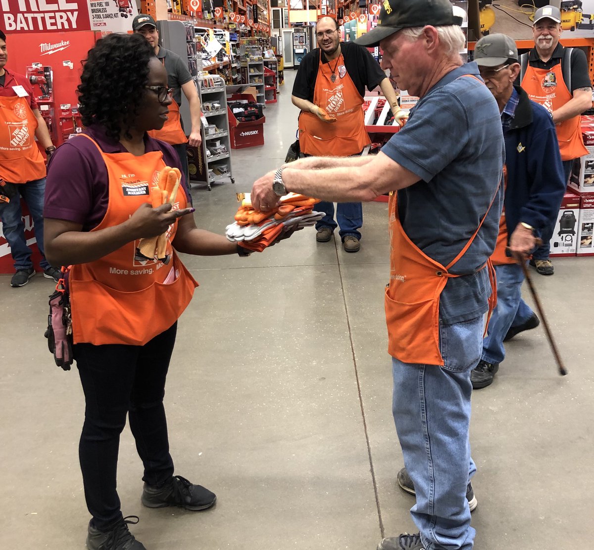 nice4puddin's tweet photo. Starting the day with our Team stretch!!!!!Don’t forget to wear your gloves when tasking!!!!!#whyiworksafe#SWbest @fes6537 @felix_momoh  @tavares_gabe  @FewBryan  @BradfordMaryE https://t.co/0GeSSDrJo2