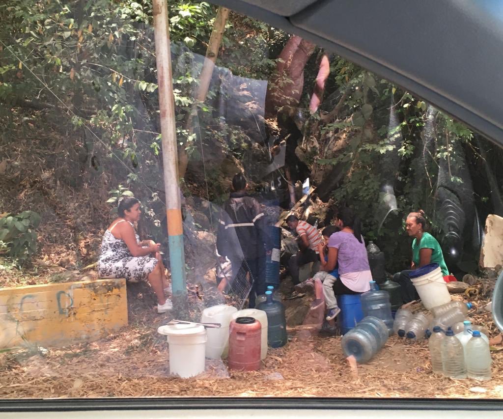 ASONARANJOS2018's tweet photo. #BastaYa 20 días sin agua en #ElHatillo nuestros vecinos pasando penurias para recoger agua de una quebrada en la Vía del Seminario antes de llegar a La Muralla en #ElHatillo https://t.co/V3ciIlxwxs