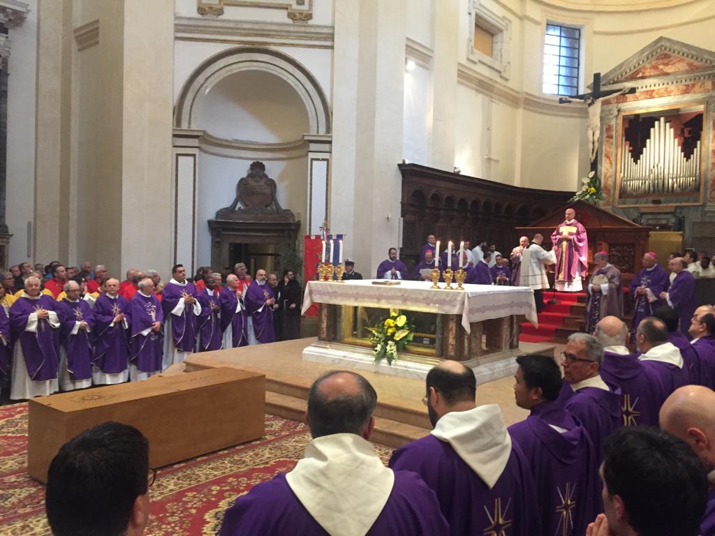 vaticannews_it's tweet photo. #CarloAcutis La Santa Messa con i vescovi umbri, presieduta da mons. Renato Boccardo nella Cattedrale di San Rufino, @AssisiDiocesi https://t.co/j0CGeQtuKL